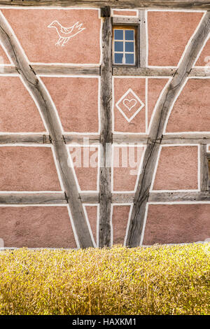 Decorata facciata di una casa in legno e muratura Foto Stock