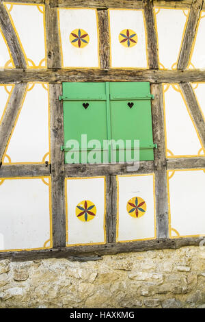 Parete con decorazioni e persiane verdi Foto Stock