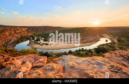 Il fiume Murchison meandri attraverso il loop gorge di sunrise in Kalbarri National Park. Kalbarri, Australia occidentale Foto Stock