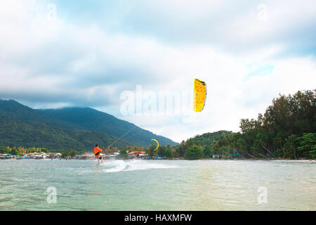 Kite Boarding, Divertimento nell'oceano, sport estremo. Immagine di stock. Foto Stock