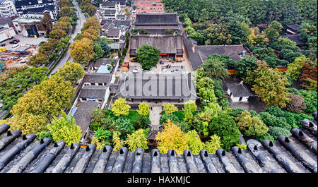 Vista in elevazione dalla pagoda lookout sulla storica antico tempio con giardino nella città cinese di Suzhou. Foto Stock