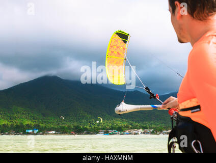 Kite Boarding, Divertimento nell'oceano, sport estremo. Immagine di stock. Foto Stock