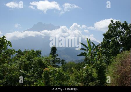 Mount Kinabalu da Pekan Nabalu. Parco Kinabalu, Ranau, Sabah Borneo, Malaysia, sud-est asiatico Foto Stock