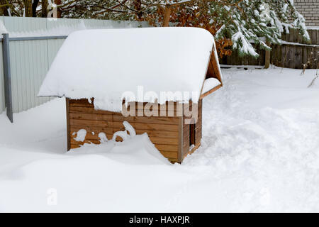 Doghouse inverno tra i cumuli di neve Foto Stock