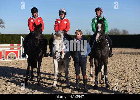 (Da sinistra a destra) AP McCoy, Victoria Pendleton e Frankie Dettori durante una lezione di showjumping con medaglia d'oro olimpica Nick Skelton al suo Ardencote Farm Stables nel Warwickshire. Stampa foto di associazione. Data di rilascio: Sabato 3 dicembre, 2016. Frankie Dettori e Victoria Pendleton gareggerà nella Markel Champions Challenge in aiuto dei feriti Fantini Fund presso l'Olympia di Londra in Dicembre. Foto di credito dovrebbe leggere: Joe Giddens/PA FILO Foto Stock