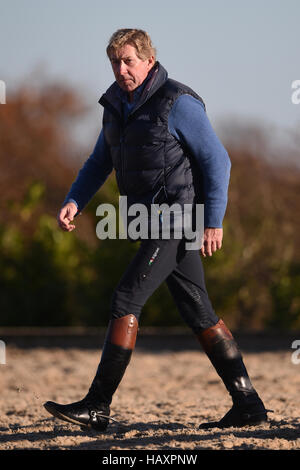 Medaglia d'oro olimpica Nick Skelton durante una lezione di showjumping con Frankie Dettori e Victoria Pendleton al suo Ardencote Farm Stables nel Warwickshire. Foto Stock