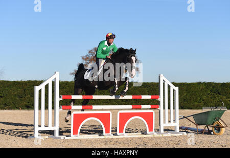 Frankie Dettori durante una lezione di showjumping con medaglia d'oro olimpica Nick Skelton al suo Ardencote Farm Stables nel Warwickshire. Stampa foto di associazione. Data di rilascio: Sabato 3 dicembre, 2016. Dettori e Victoria Pendleton gareggerà nella Markel Champions Challenge in aiuto dei feriti Fantini Fondo a Olympia nel mese di dicembre. Foto di credito dovrebbe leggere: Joe Giddens/PA FILO Foto Stock