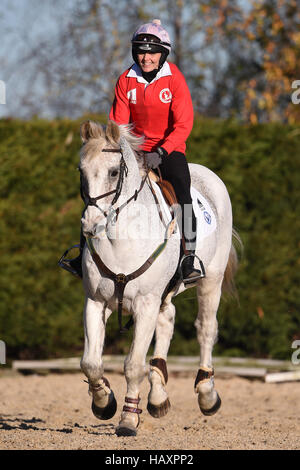 Victoria Pendleton durante una lezione di showjumping con medaglia d'oro olimpica Nick Skelton al suo Ardencote Farm Stables nel Warwickshire. Stampa foto di associazione. Data di rilascio: Sabato 3 dicembre, 2016. Frankie Dettori e Victoria Pendleton gareggerà nella Markel Champions Challenge in aiuto dei feriti Fantini Fund presso l'Olympia di Londra nel dicembre Photo credit dovrebbe leggere: Joe Giddens/PA FILO Foto Stock