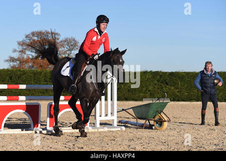 AP McCoy durante una lezione di showjumping con medaglia d'oro olimpica Nick Skelton al suo Ardencote Farm Stables nel Warwickshire. Stampa foto di associazione. Data di rilascio: Sabato 3 dicembre, 2016. Victoria Frankie Dettori e Victoria Pendleton gareggerà nella Markel Champions Challenge in aiuto dei feriti Fantini Fund presso l'Olympia di Londra nel dicembre Photo credit dovrebbe leggere: Joe Giddens/PA FILO Foto Stock