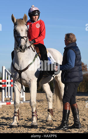 Victoria Pendleton durante una lezione di showjumping con medaglia d'oro olimpica Nick Skelton al suo Ardencote Farm Stables nel Warwickshire. Stampa foto di associazione. Data di rilascio: Sabato 3 dicembre, 2016. Frankie Dettori e Victoria Pendleton gareggerà nella Markel Champions Challenge in aiuto dei feriti Fantini Fund presso l'Olympia di Londra nel dicembre Photo credit dovrebbe leggere: Joe Giddens/PA FILO Foto Stock