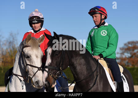 Victoria Pendleton (sinistra) e Frankie Dettori (a destra) durante una lezione di showjumping con medaglia d'oro olimpica Nick Skelton al suo Ardencote Farm Stables nel Warwickshire. Foto Stock