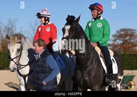 Victoria Pendleton (sinistra) e Frankie Dettori (a destra) durante una lezione di showjumping con medaglia d'oro olimpica Nick Skelton al suo Ardencote Farm Stables nel Warwickshire. Stampa foto di associazione. Data di rilascio: Sabato 3 dicembre, 2016. Frankie Dettori e Victoria Pendleton gareggerà nella Markel Champions Challenge in aiuto dei feriti Fantini Fund presso l'Olympia di Londra in Dicembre. Foto di credito dovrebbe leggere: Joe Giddens/PA FILO Foto Stock