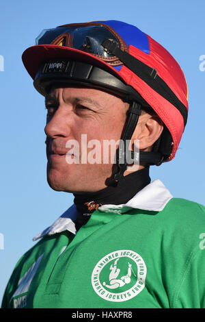 Frankie Dettori durante una lezione di showjumping con medaglia d'oro olimpica Nick Skelton al suo Ardencote Farm Stables nel Warwickshire. Foto Stock