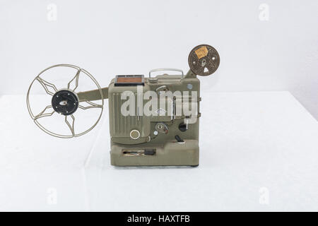 Il vecchio proiettore cinematografico. Progetti, un fotogramma impresso su pellicola, e attraverso una lente si concentra la risultante immagine su uno schermo. Foto Stock