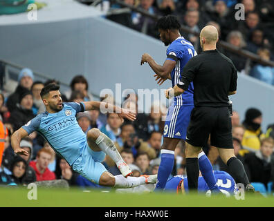 Manchester City Sergio Aguero (sinistra) è spinto sopra dal Chelsea di Nathaniel Chalobah (a destra) durante il match di Premier League al Etihad Stadium e Manchester. Stampa foto di associazione. Picture Data: Sabato 3 dicembre, 2016. Vedere PA storia uomo Soccer City. Foto di credito dovrebbe leggere: Richard Venditori/filo PA. Restrizioni: solo uso editoriale nessun uso non autorizzato di audio, video, dati, calendari, club/campionato loghi o 'live' servizi. Online in corrispondenza uso limitato a 75 immagini, nessun video emulazione. Nessun uso in scommesse, giochi o un singolo giocatore/club/league pubblicazioni. Foto Stock