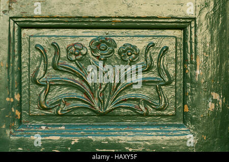 Dettaglio di una porta di legno. Intaglio del legno. Design floreale. Foto Stock