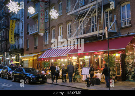 Stagione di vacanze su Mulberry Street al crepuscolo in Little Italy, NYC Foto Stock