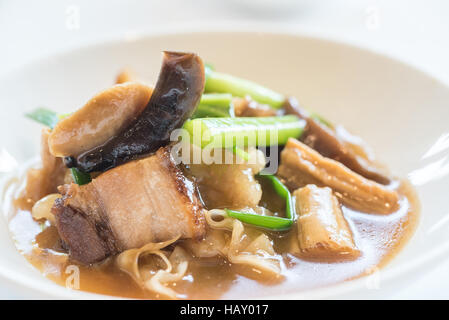 Pesce fritto a base di noodle in salsa gravy, cucina cinese Foto Stock