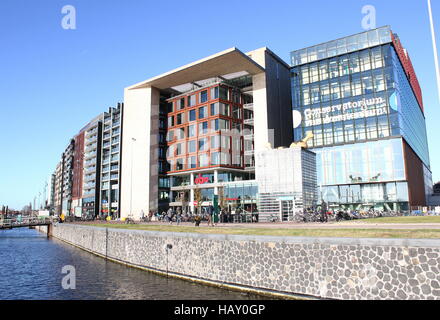 Amsterdam Public Library OBA (centrale) e il Conservatorio di edificio (a destra) al Oosterdokskade, Amsterdam, Paesi Bassi Foto Stock