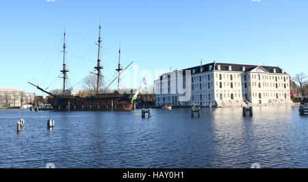 Replica VOC-nave Amsterdam ormeggiata accanto al Dutch National Maritime Museum (Scheepvaartmuseum) in Amsterdam, Paesi Bassi Foto Stock