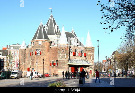 Xv secolo Waag (Pesare casa) a Piazza Nieuwmarkt ad Amsterdam in Olanda. Un ex city gate, ora un ristorante Foto Stock