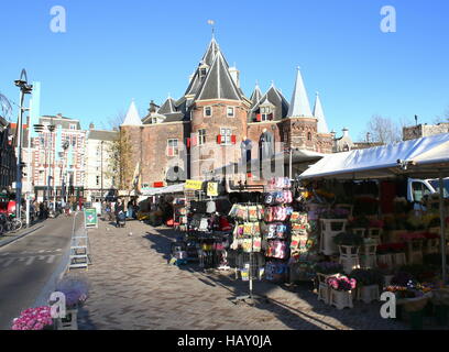 Mercato davanti del xv secolo Waag (Pesare casa) a Piazza Nieuwmarkt ad Amsterdam in Olanda. Ex city gate Foto Stock