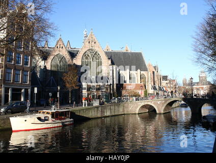 Medieval Oude Kerk (vecchia chiesa, 1306), Amsterdam, Paesi Bassi. Più antica chiesa rimanenti, a OZ Voorburgwal canal. Foto Stock