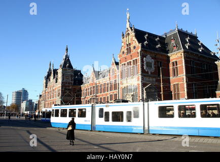 Amsterdam CS Stazione Ferroviaria Centrale, come si vede da Stationsplein (Station Square) - fine del XIX secolo in stile gotico in stile Revival Foto Stock