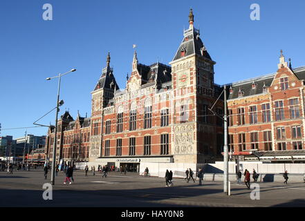 Amsterdam CS Stazione Ferroviaria Centrale, come si vede da Stationsplein (Station Square) - fine del XIX secolo in stile gotico in stile Revival Foto Stock