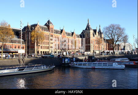 Amsterdam CS Stazione Ferroviaria Centrale, come si vede da Stationsplein (Station Square) - fine del XIX secolo in stile gotico in stile Revival Foto Stock