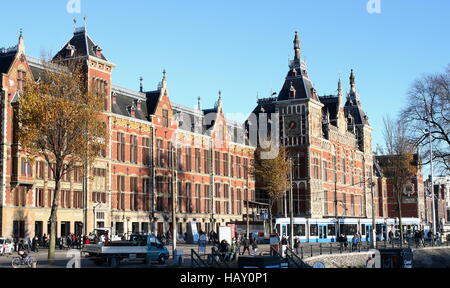 Amsterdam CS Stazione Ferroviaria Centrale, come si vede da Stationsplein (Station Square) - fine del XIX secolo in stile gotico in stile Revival Foto Stock