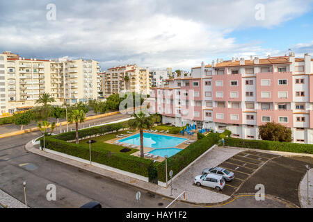 Alberghi con piscina e aree di parcheggio, Praia da Rocha, Algarve, PORTOGALLO Foto Stock