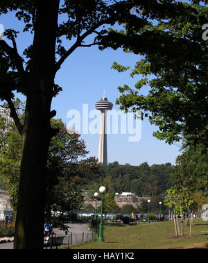 Niagara parco dello stato in Niagara Falls, New York sul lato americano con la vista della Torre Skylon in Ontario sul lato Canadese Foto Stock