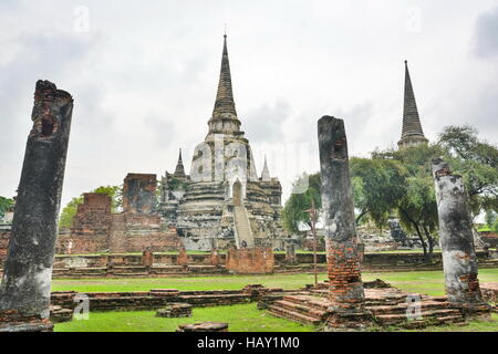 Tra le rovine di Ayutthaya antico regno della Tailandia Foto Stock