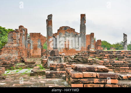 Tra le rovine di Ayutthaya antico regno della Tailandia Foto Stock