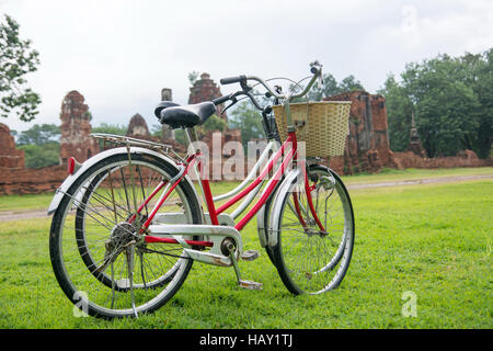 Tour in bicicletta tra le rovine di Ayutthaya antico regno della Tailandia Foto Stock