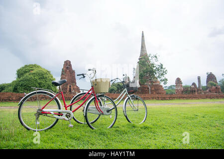 Tour in bicicletta tra le rovine di Ayutthaya antico regno della Tailandia Foto Stock