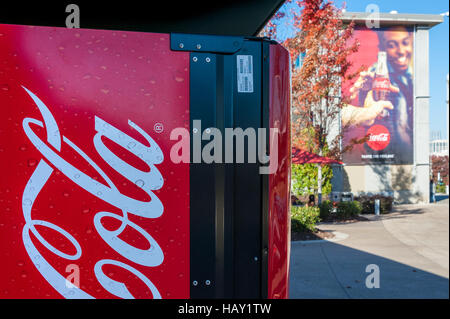 Coca-Cola branding e marketing presso il World of Coca-Cola nel centro di Atlanta, Georgia lungo il Centennial Olympic Park. Foto Stock