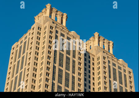 191 Peachtree Torre sorge come un iconico punto di riferimento nel centro di Atlanta, Georgia, Stati Uniti d'America. Foto Stock