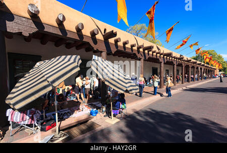 Native American fornitori vendono il loro mestiere presso il Palazzo dei Governatori vicino alla storica piazza nel centro di Santa Fe New Mexico US Foto Stock