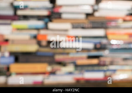 Lo sfondo o la consistenza di una pila di libri, al di fuori della messa a fuoco. Foto Stock