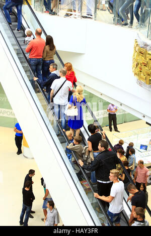 La gente sulla scala mobile nel supermercato di Chernihiv Foto Stock