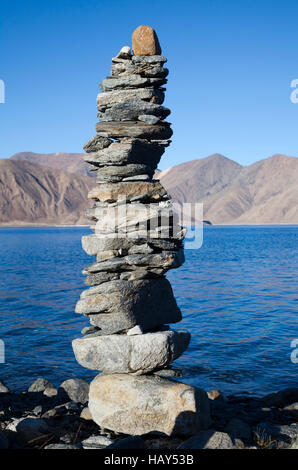 Il tumulo di pietra o chorten sul lato indiano di Pangong Tso lago situato su Indian confine cinese in Ladakh Foto Stock