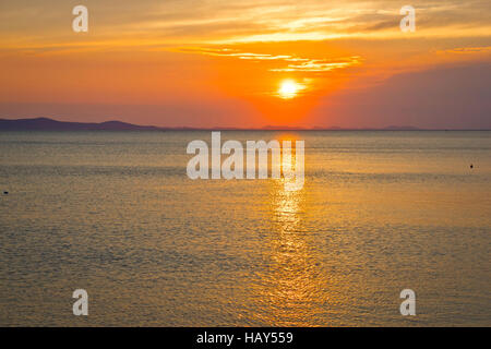 Epic tramonto sul mare orizzonte, Dalmazia, Croazia Foto Stock