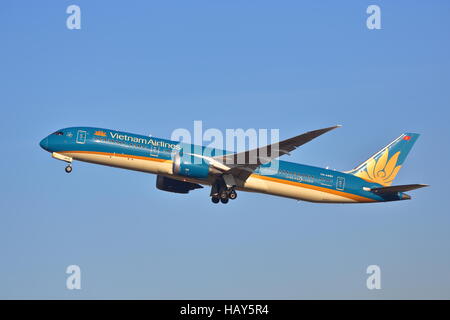 Vietnam Airlines Boeing 787-9 VN-A863 Dreamliner uscire dall'Aeroporto Heathrow di Londra, Regno Unito Foto Stock