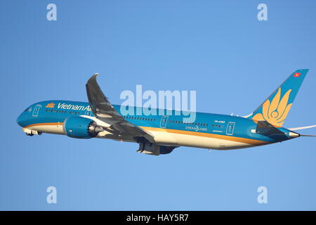 Vietnam Airlines Boeing 787-9 VN-A863 Dreamliner uscire dall'Aeroporto Heathrow di Londra, Regno Unito Foto Stock