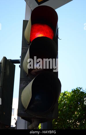 Semaforo rosso su strada Foto Stock