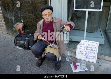 Un Cinese uomo americano la riproduzione del erhu e alla raccolta di fondi per il cinese dei diritti umani e degli avvocati difensori. La città di New York Foto Stock