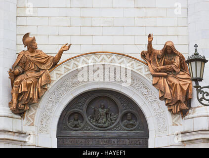 Sculture in bronzo su esterno della Cattedrale di Cristo Salvatore Mosca Russia Foto Stock