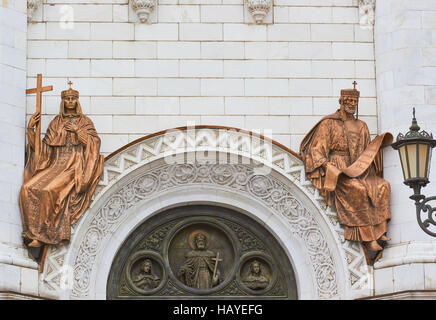 Sculture in bronzo su esterno della Cattedrale di Cristo Salvatore Mosca Russia Foto Stock